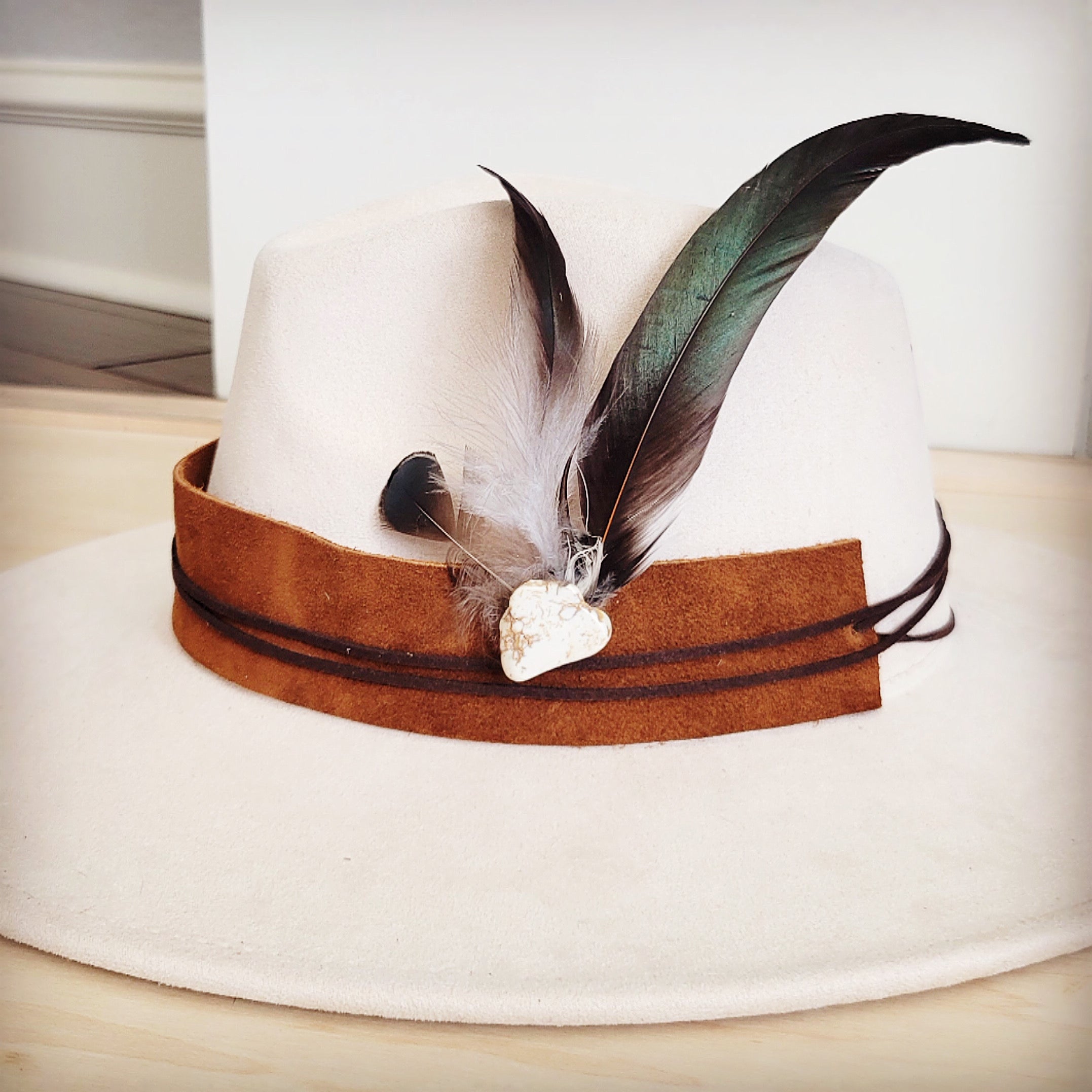 Clip-on hat band with white turquoise and olive feathers