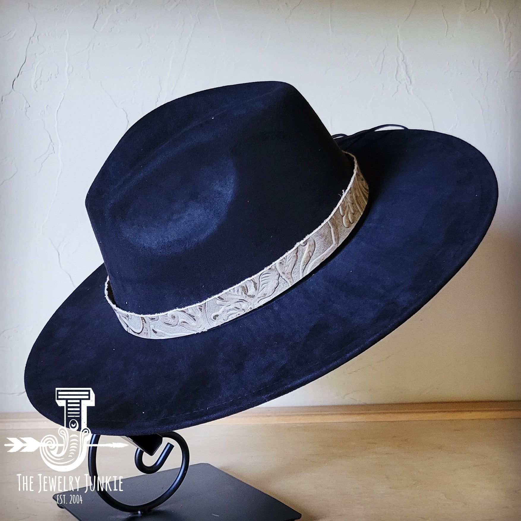 Gilded cowboy embossed leather hat band in gold tones